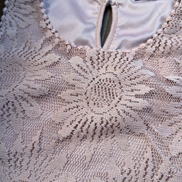 Cute lace detail tank top - Picture 3 of 5